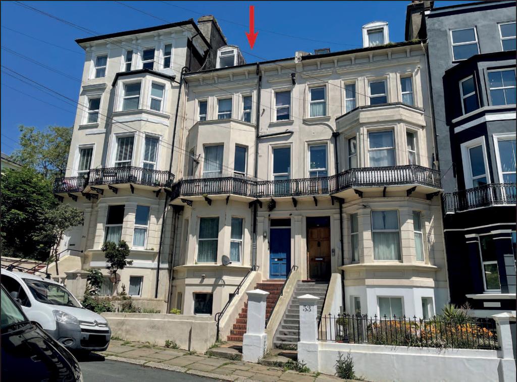 Lot: 105 - BLOCK OF FIVE FLATS FOR INVESTMENT - Mid-terrace property arranged as flats